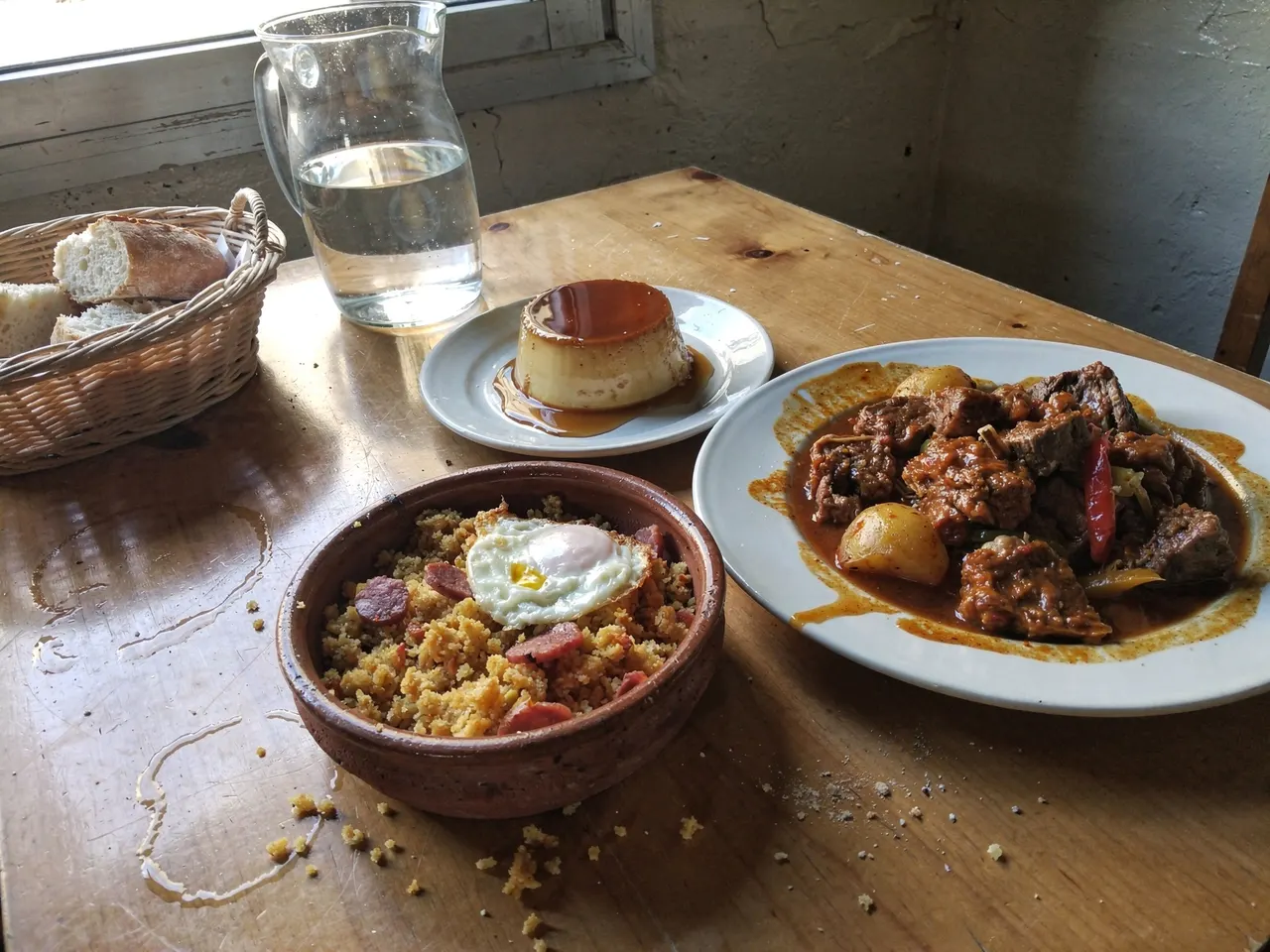 Migas con huevo, caldereta y flan del menú del día